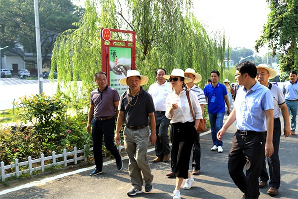 参加全省农村改厕工作现场会全体人员至我公司现场观摩